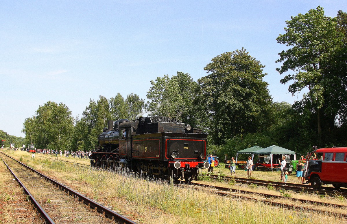 Die schwedische SJ 1040 der ZLSM macht viel Rauch in Simpelveld(NL). 
Aufgenommen von Bahnsteig in Simpelveld(NL). 
Bei Sommerwetter am Nachmittag vom 11.7.2015.