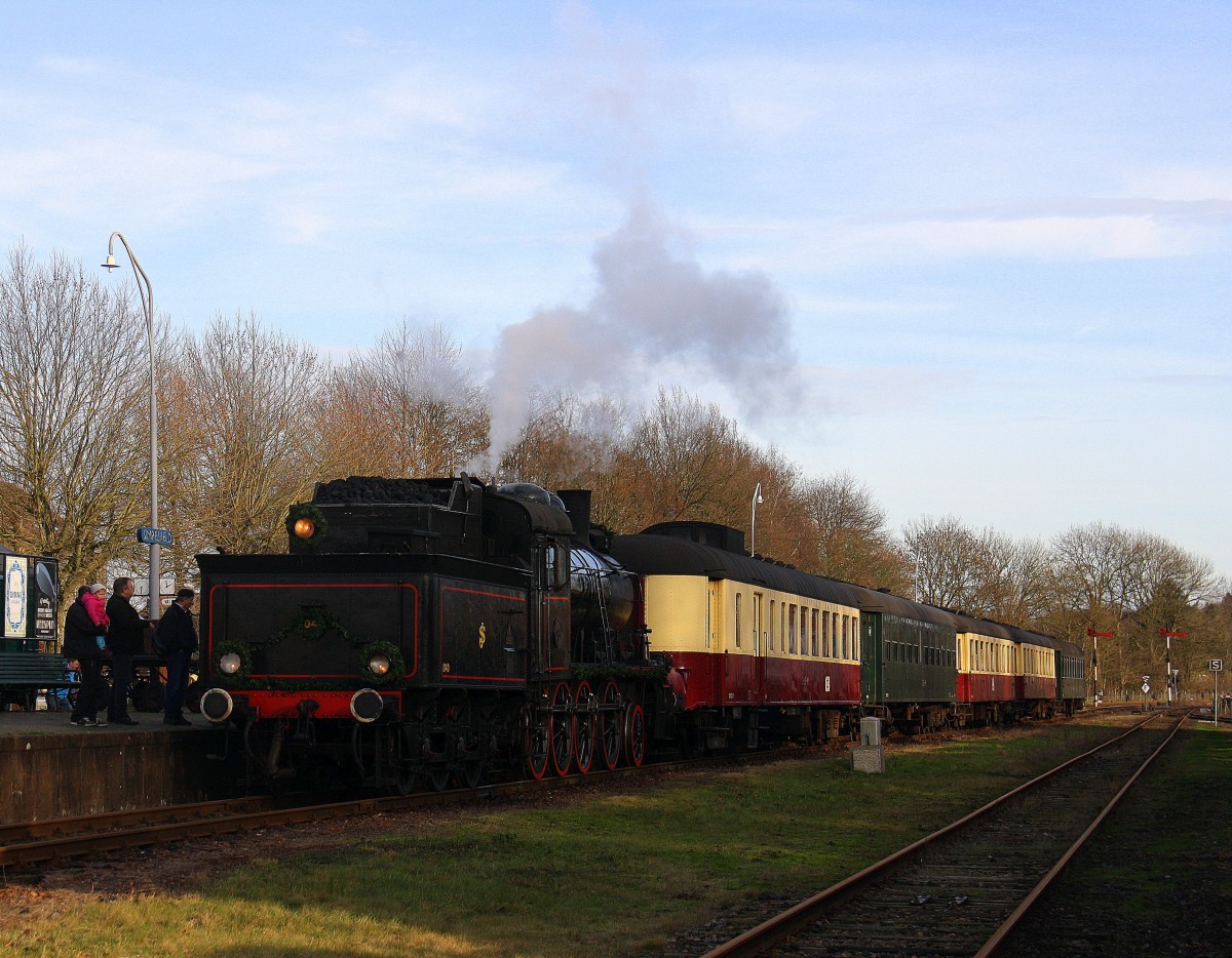 Die schwedische SJ 1040 der ZLSM steht in Simpelveld(NL) mit einem Sonderzug von Simpelveld(NL) nach Valkenburg(NL).
Aufgenommen am Bahnhof von Simpelveld(NL).
Bei Schönem Dezemberwetter am Mittag vom 19.12.2015.