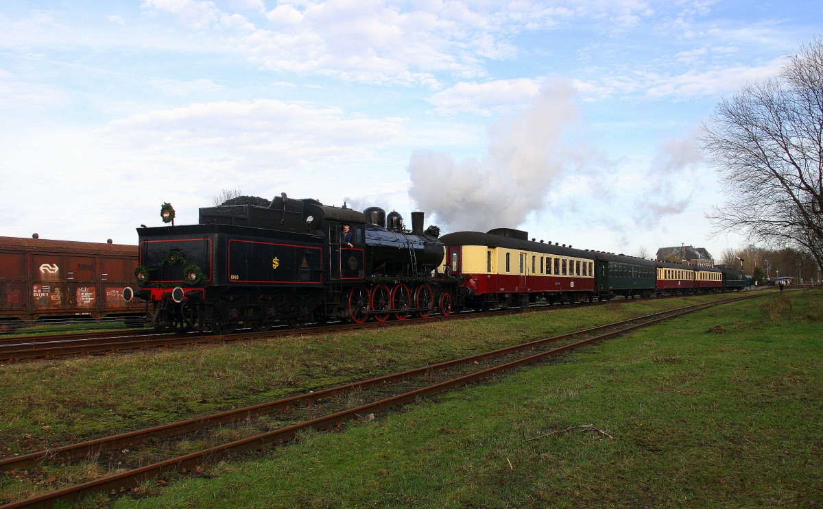 Die schwedische SJ 1040 der ZLSM zieht mit Viel Dampf einen Sonderzug aus Simpelveld(NL) nach Valkenburg(NL) zum Weihnachtsmarkt-von Valkenburg(NL) bei der Abfahrt aus Simpelveld(NL).
Aufgenommen in Simpelveld(NL).
Bei Schönem Dezemberwetter am Mittag vom 19.12.2015. 