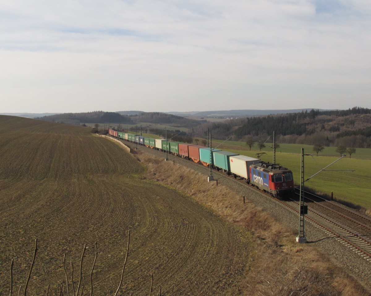 Die Schweizer 421 376-5 mit Containerzug auf dem Weg nach Glauchau in Christgrün am 07.03.2015