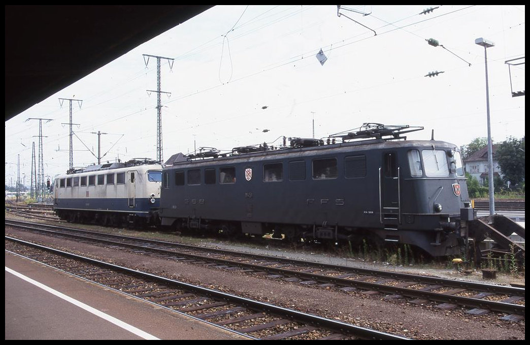 Die Schweizer Ae 6-6 Nr. 11451 und die DB 150053 standen am 14.8.1999 um 13.12 Uhr im Bahnhof Singen.