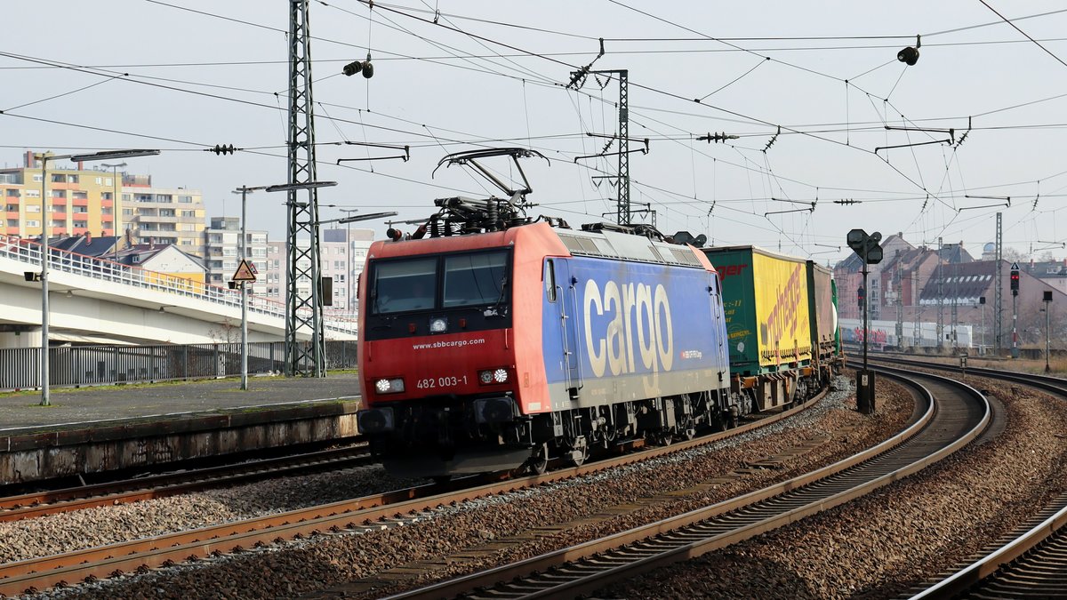 Die Schweizer Re 482 003 fährt als Zug 43072 mit Ziel BASF durch den Ludwigshafener Hbf. Aufgenommen am 08.02.2020.