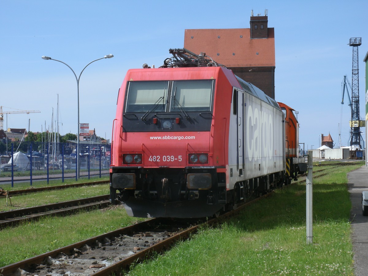 Die Schweizer Re482 039 konnte man,am 17.Juni 2013,durch das Hafentor im Stralsunder Nordhafen fotografieren.