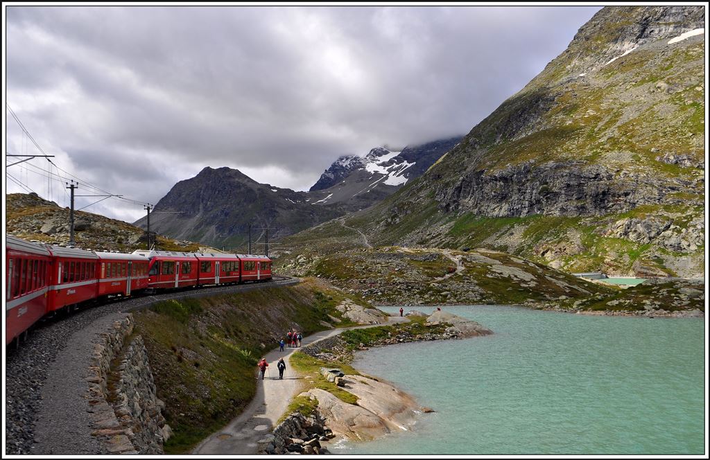 Die Schweizer sind ein Volk von Wanderern und der Rucksack gehört zur Grundausstattung. Am Ende des Lago Bianco überholt der R1621 soeben eine ganze Gruppe von Wanderern. (21.08.2014)