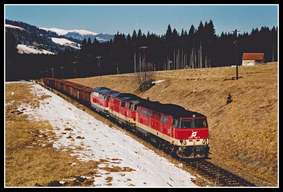 Die schweren Holzzüge über den Obdacher Sattel benötigten drei Lokomotiven. Am 22.03.2000 ereichen 2143 044 + 2143 052 + 2043 010 mit G66563 den Scheitelpunkt der Strecke.