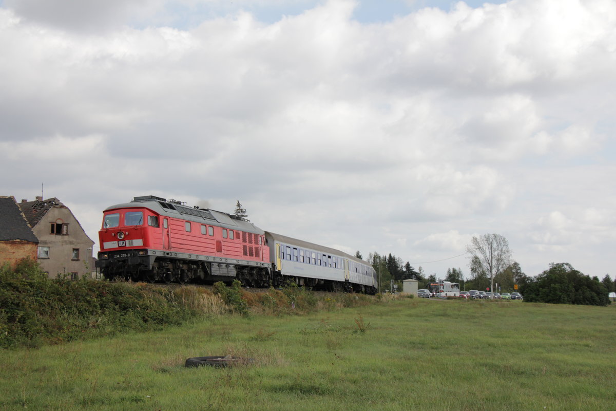 Die sechsachsige Großdiesellok 234 278 fährt am 13.09.2019 ersatzweise den Regionalexpress 6 von Chemnitz Küchwald nach Leipzig, gerade am Ort Lauterbach-Steinach vorbei.