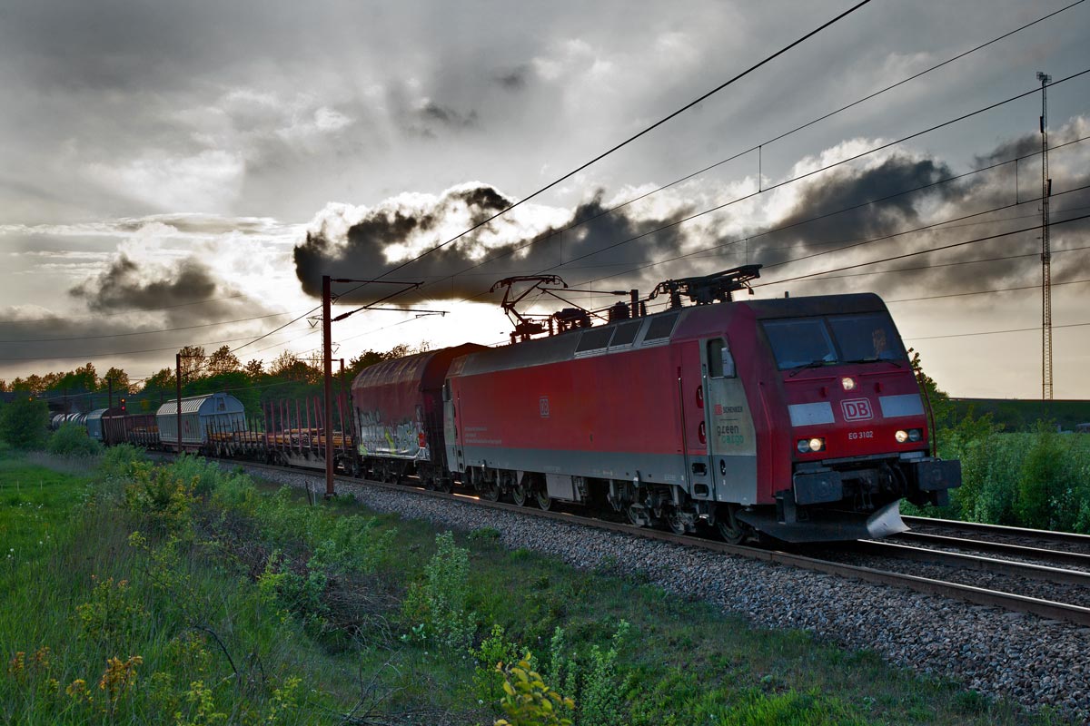 Die sechsachsige Güterzugslokomotive EG 3102 fährt am Abend des 20.5.2016 mit einem gemischten Güterzug in Taulov vorbei.