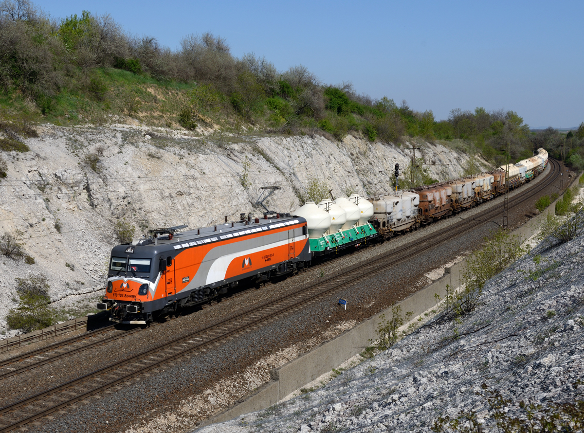 Die sechsachsige Transmontana 610 103 von Magyar Magánvasút (MMV) war am Nachmittag des 17.April 2018 mit einem Zementzug in Richtung Komárom unterwegs und wurde von mir in Szár fotografiert.

