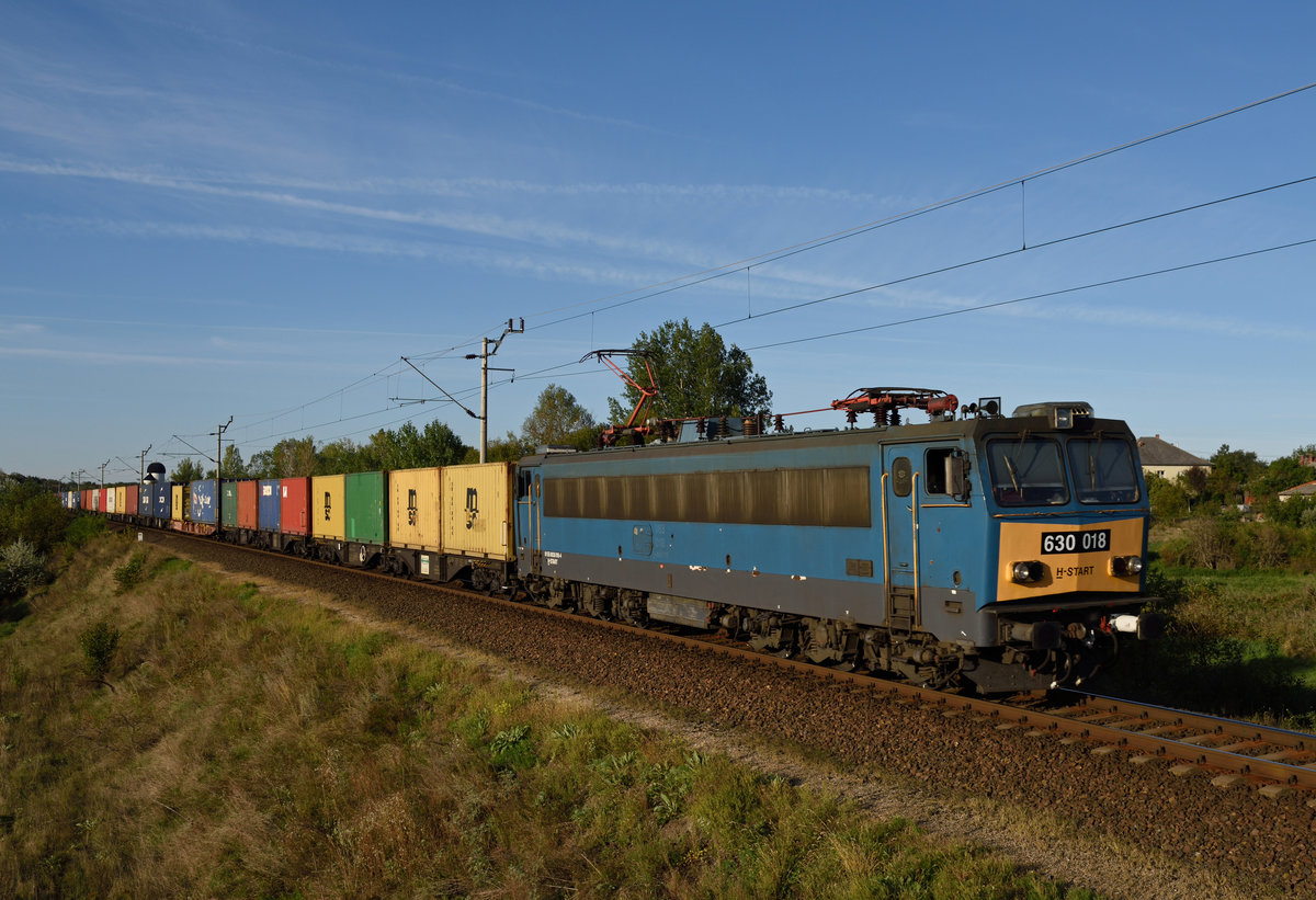 Die sechsachsige V63 630 019 war am frühen Morgen des 19. September 2019 mit einem Cotainerzug aus Hodos nach Budapest unterwegs, forografiert in Öskü.
