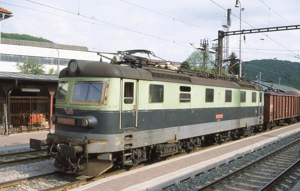 Die sechsachsigen Fahrzeuge der Reihe 183, hier Elektrolok 183003
im Bahnhof Kysak, waren am 2.5.2003 auf der Hauptstrecke von Kosice via 
Hohe Tatra hufig vor schweren Gterzgen zu beobachten.