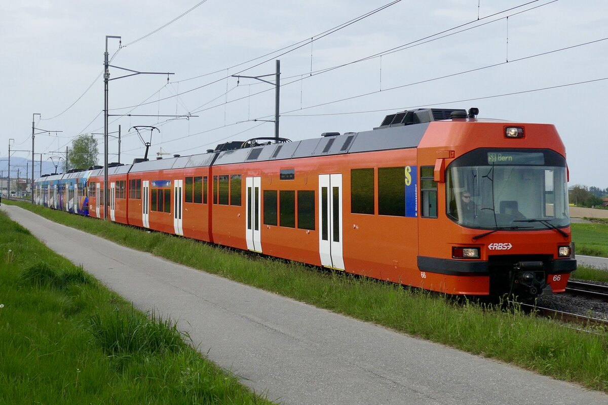 Die Secondas Be 4/12 66 und 72  Shoppy Express  am 29.4.24 unterwegs zwischen Jegenstorf und Urtenen.