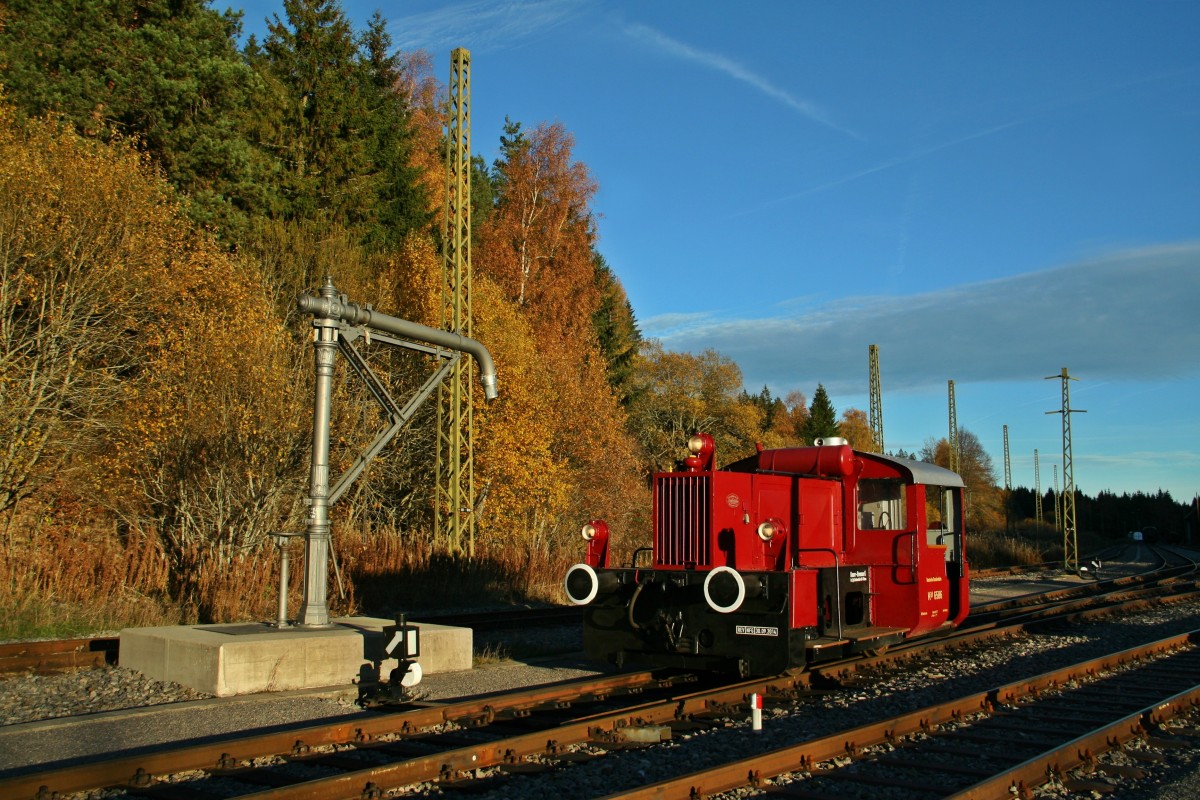 Die seebrugger Bahnhofs-Köf 6586 genießt neben dem Wasserkran am Nachmittag des 07.11.15 die tiefstehende Sonne am Schluchsee. (Bf. Seebrugg)