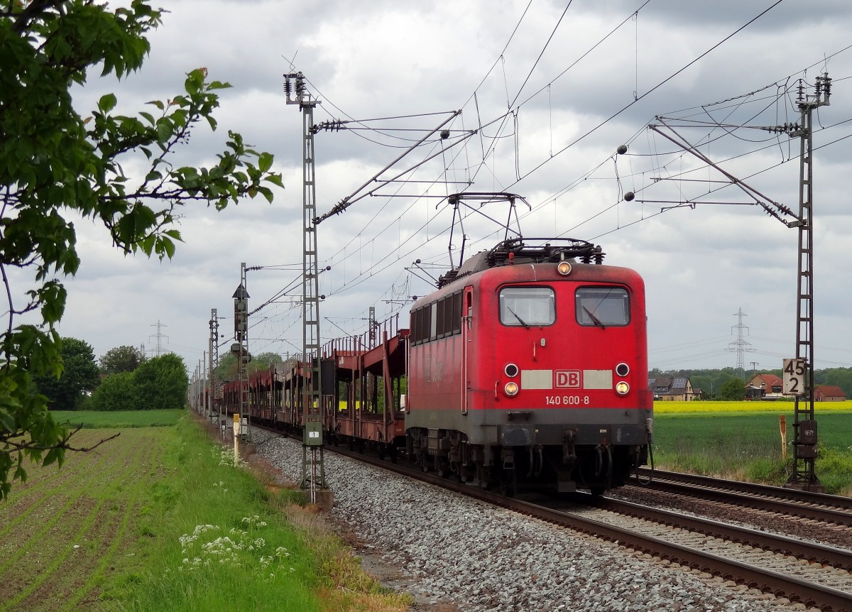 Die Seelzer Lok mit der Nummer 140 600, welche noch bis August des nächsten Jahres fahren darf, kam am 25.5.13 mit ihrer Übergabe nach Braunschweig an meinem Fotopunkt vorbei. 