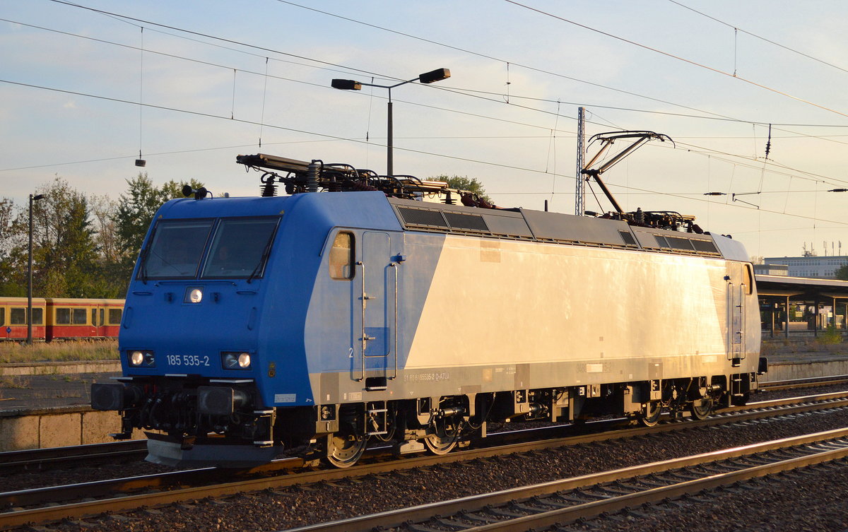 Die sehe in unseren Gefilden zum ersten Mal die ehemalige Crossrail  185 535-2  [NVR-Number: 91 80 6185 535-2 D-ATLU], aktueller Mieter ist mir nicht bekannt, 09.10.18 Bf. Flughafen Berlin-Schönefeld.