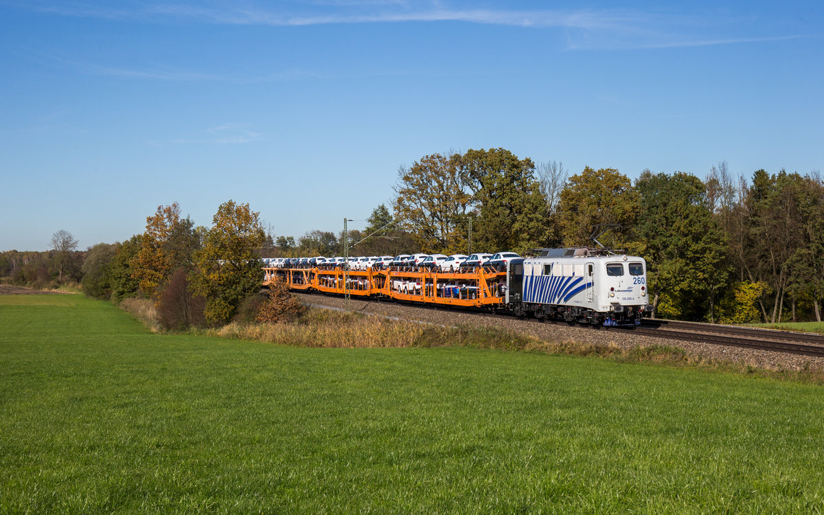 Die sehr saubere 139 260 von Lokomotion hatte am 17. Oktober 2017 die Aufgabe, einen Autozug bis Kufstein zu fahren, hier zu sehen bei Hilperting.