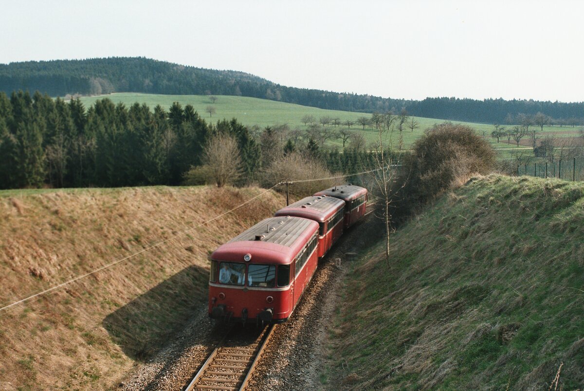Die sehr  unebene Nebenbahn  der DB zwischen Göppingen und Schwäbisch-Gmünd war für Uerdinger Schienenbusse über lange Zeit ein dauerhaftes Einsatzgebiet.
Datum: 24.04.1984