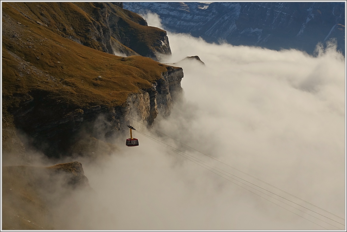 Die Seilbahn auf der Fahrt vom sonnigen Gemmipass hinab ins neblige Leukerbad 
(28.09.2015)