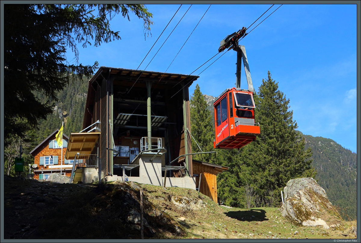 Die Seilbahn Intschi-Arnisee wurde 1957 erbaut und 2019 umfassend saniert. Am 20.04.2022 verlässt die Gondel 2 die Bergstation.