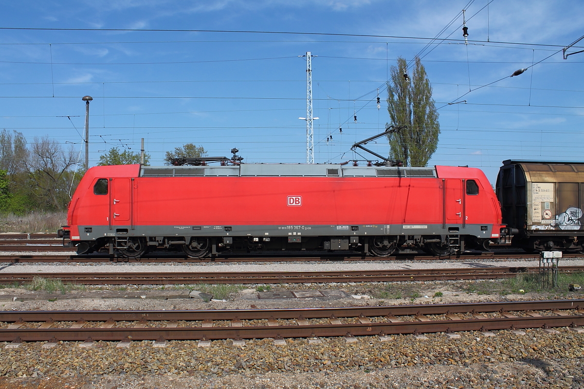 Die Seitenansicht der 185 367-0 am 03.05.2015 in Oranienburg.