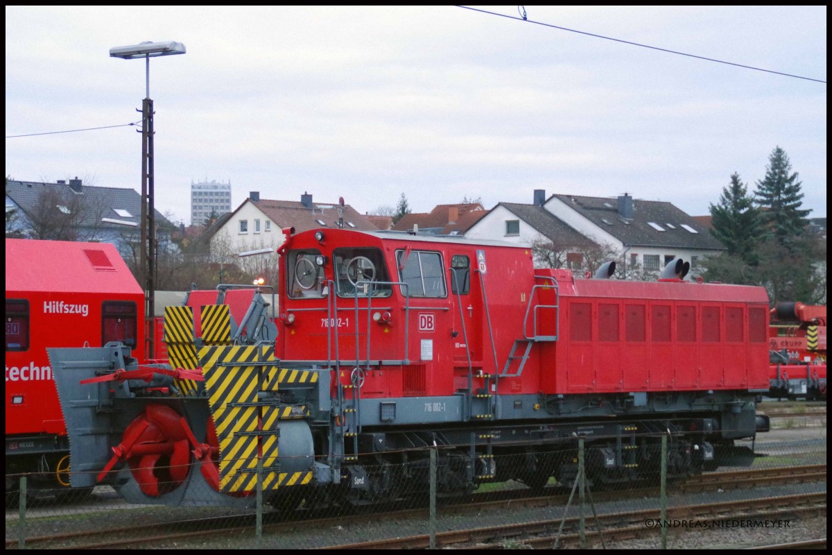 Die selbsfahrende Hochleistungs-Schneeschleuder der DB 716 002-1, fotografiert gestern im Hauptbahnhof Fulda (12.12.2015).