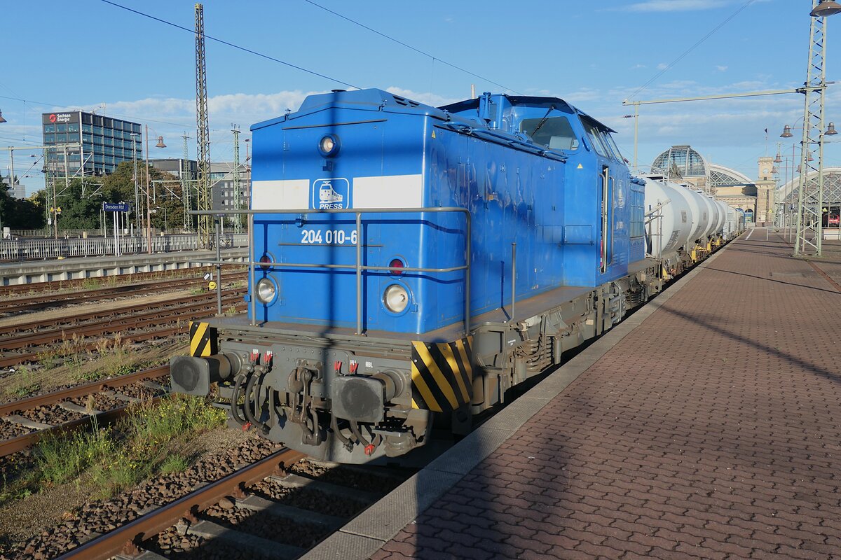 Die im September 2025 in Dresden Hauptbahnhof abgebildete 203 211 hat noch die Form einer  Ur-V 100 Ost . Die Lokomotive war 1976 in Neuruppin in Dienst gestellt worden. Sie war mal eine Zeit lang bei der Harzer Schmalspurbahn und ist mit dreiachsigen Drehgestellen als Reihe 199 gelaufen.