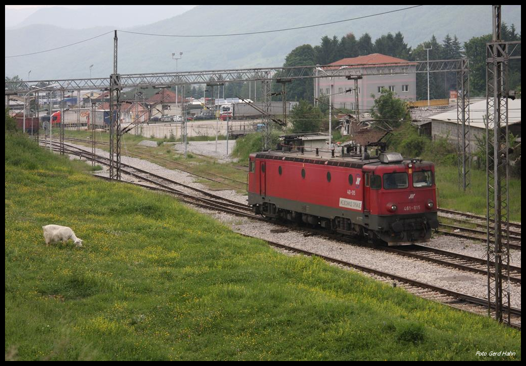 Die serbische 461-015 hat den D nach Bar aus Belgrad bis Bijelo Polje gebracht. Im montenegrinischen Grenzbahnhof geht sie hier am 22.5.2017 um 17.10 Uhr vom Zug und fährt solo nach Serbien zurück.
