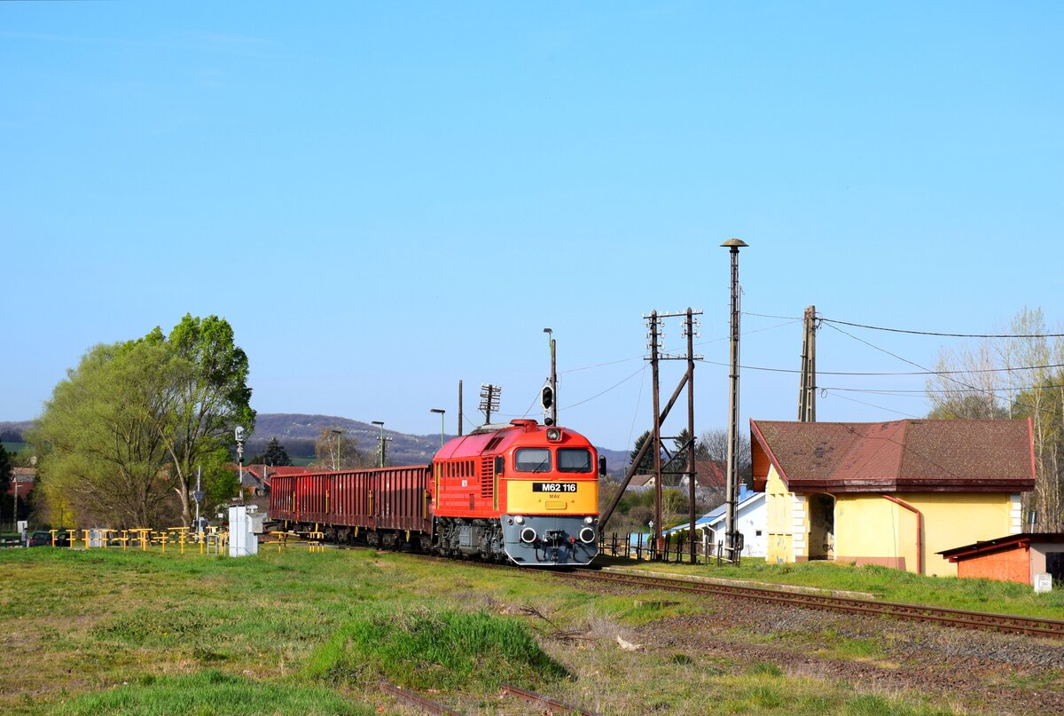 Die Sergej M62 116 fährt mit dem Verschubgüterzug (von Dombóvár nach Kunfehértó) durch die gemütliche Haltestelle von Nagymányok.
Nagymányok, 23.03.2024.