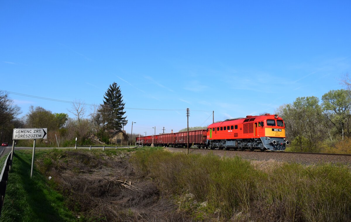 Die Sergej M62 116 fährt mit dem Verschubgüterzug von Dombóvár nach Kunfehértó kurz nach Pörböly, und wird bald die Donaubrücke bei Baja erreichen.
Pörböly, 23.03.2024. 