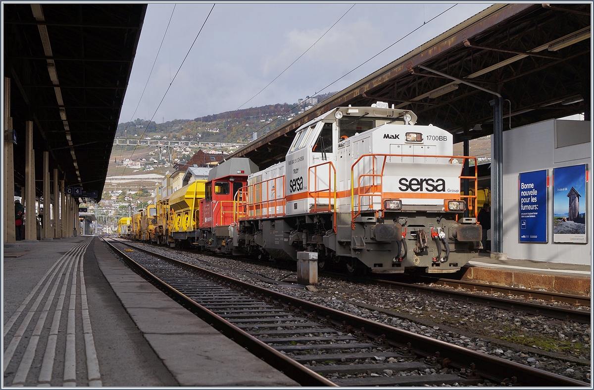 Die Sersa Group Am 843 151 TRUDY (UIC 98 85 5843 151-2 CH-SERSA wartet in Vevey mit einem Gleisbauzug auf die Weiterfahrt. 

18. Nov. 2019