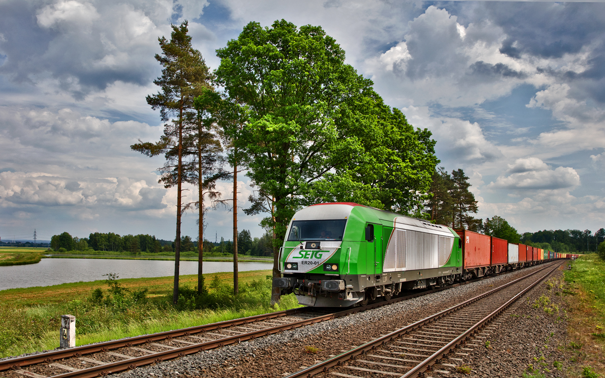 Die SETG Diesellokomotive Er 20-01 fährt bei einem herannahenden Gewitter in Oberteich mit dem Containerzug aus Wiesau vorüber.Bild vom 3.6.2017