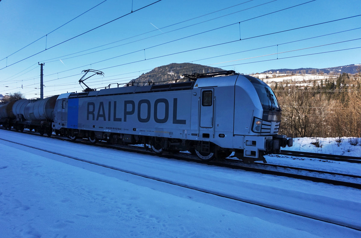 Die von der SETG gemietete 193 801-8 von RAILPOOL, durchfährt mit ihrem Kesselwagenzug, auf der Fahrt in Richtung Salzburg, den aufgelassenen Bahnhof Loifarn
Aufgenommen am 15.2.2017