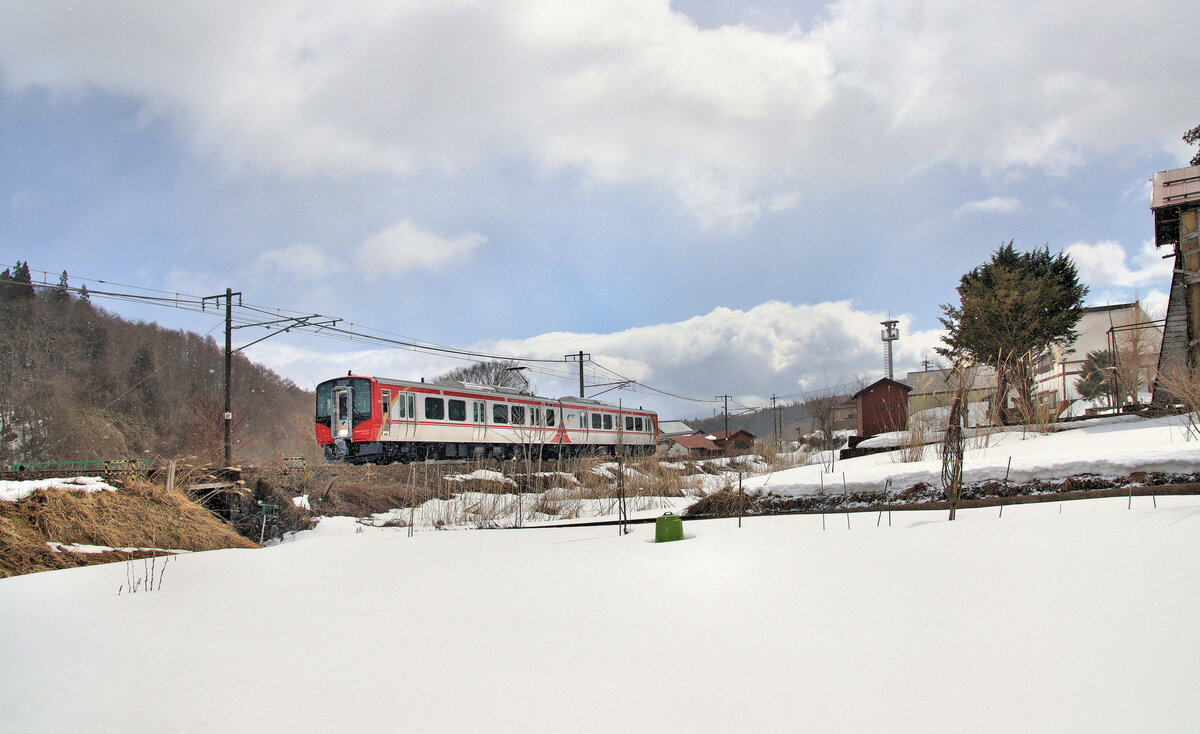 Die Shinano-Bahn (II): Der neue Triebzug der Shinano-Bahn S307 auf dem My�k� Hochplateau im Abstieg von Kurohime. 18.M�rz 2024  