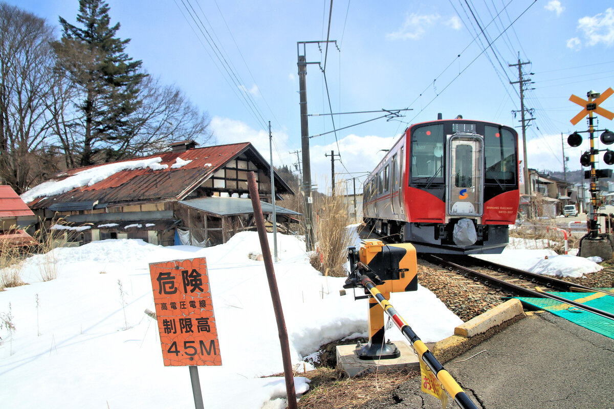 Die Shinano-Bahn (II): Nachschuss auf den neuen Zug S307 in Kurohime, 18.M�rz 2024 