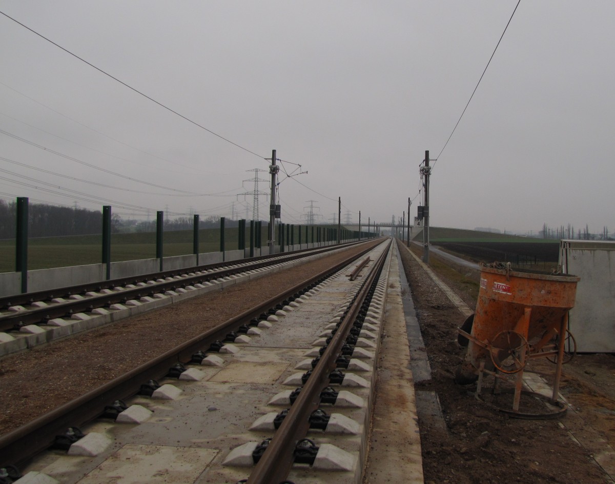 Die sich im Bau befindliche Neubaustrecke von Leipzig und Halle nach Erfurt, am 21.01.2014 bei Töttleben.