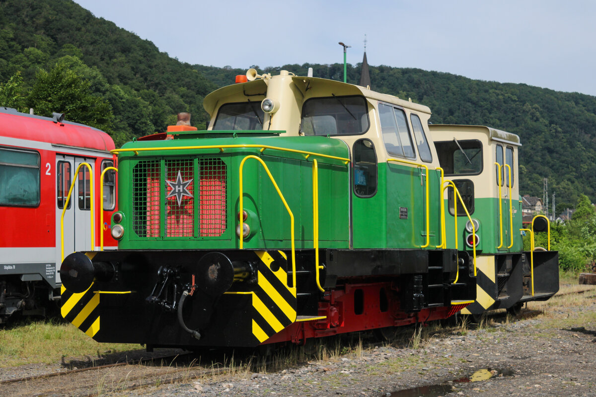 Die sich im Privateigentum befindliche und an die BEG verliehene Lok vom Typ DH 180 B mit der Fabriknummer 25267 am 06.06.2026 zusammen mit der BEG D8 (Jung 14128/1972) in Brohl. Zuletzt lief sie als Lok 202 bei der Kandelium GmbH in Bad H�nningen. 