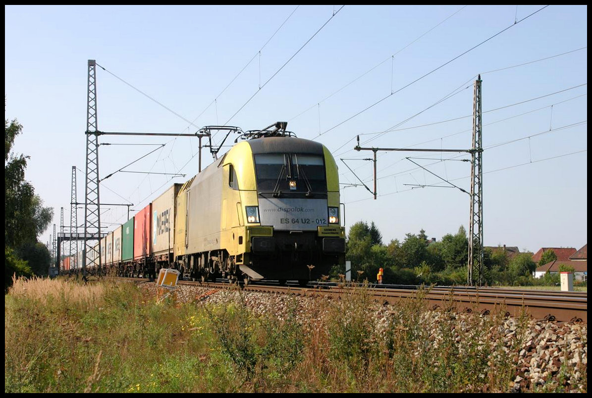 Die Siemens Dispo Lok ES64U2-012 ist hier am 12.9.2006 bei Dedensen mit einem Container Zug in Richtung Seelze unterwegs.