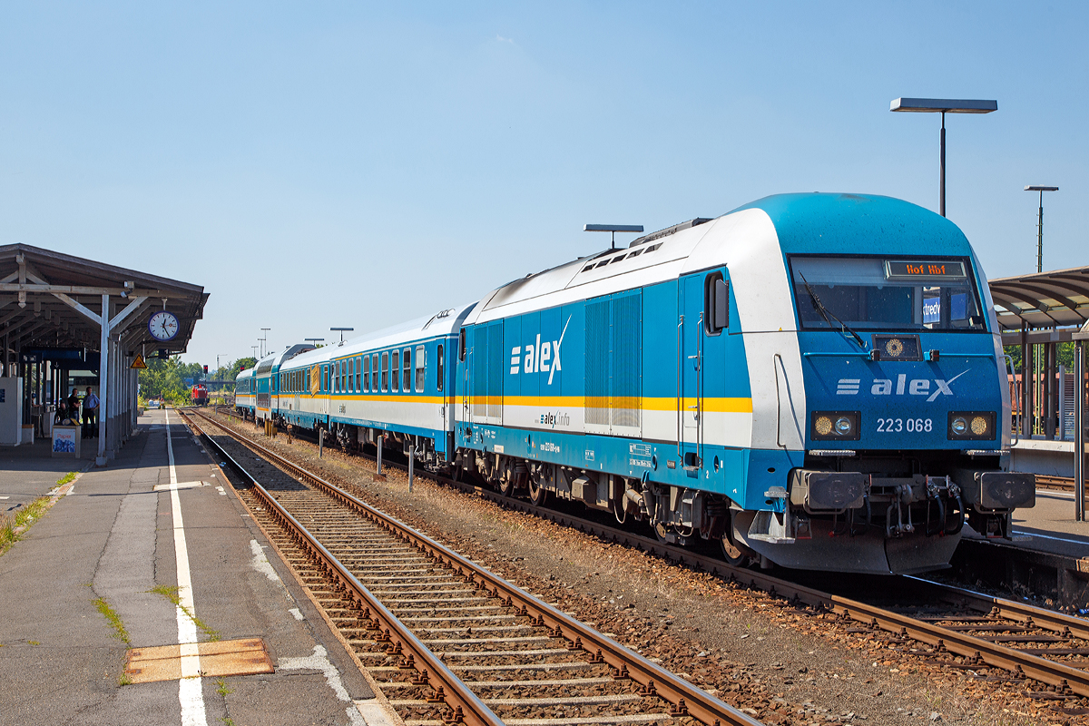 
Die Siemens ER 20 ( Herkules  223 068-8 (92 80 1223 068-8 D-VBG) am 01.07.2015 beim Halt, mit dem ALX 84110  (alex) München Hbf - Hof Hbf, im Bahnhof Marktredwitz. 
