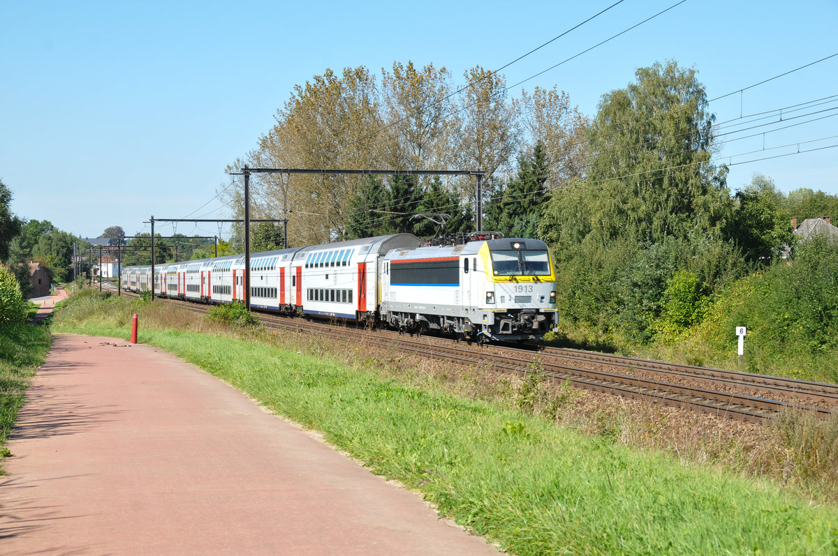 Die Siemens-Vectron 1913 mit modernen Doppelstockwagen unterwegs Richtung Tongeren. Aufgenommen am 07/09/2016 in Hoeselt.