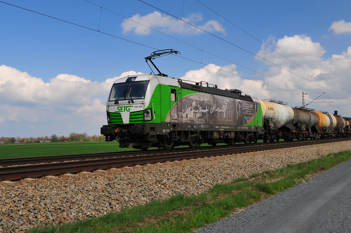 Die Siemens Vectron 193 204 der SETG ( Salzburger Eisenbahn Transportlogistik GmbH ) mit einem Knickkesselzug am 10.04.16 bei Übersee am Chiemsee.