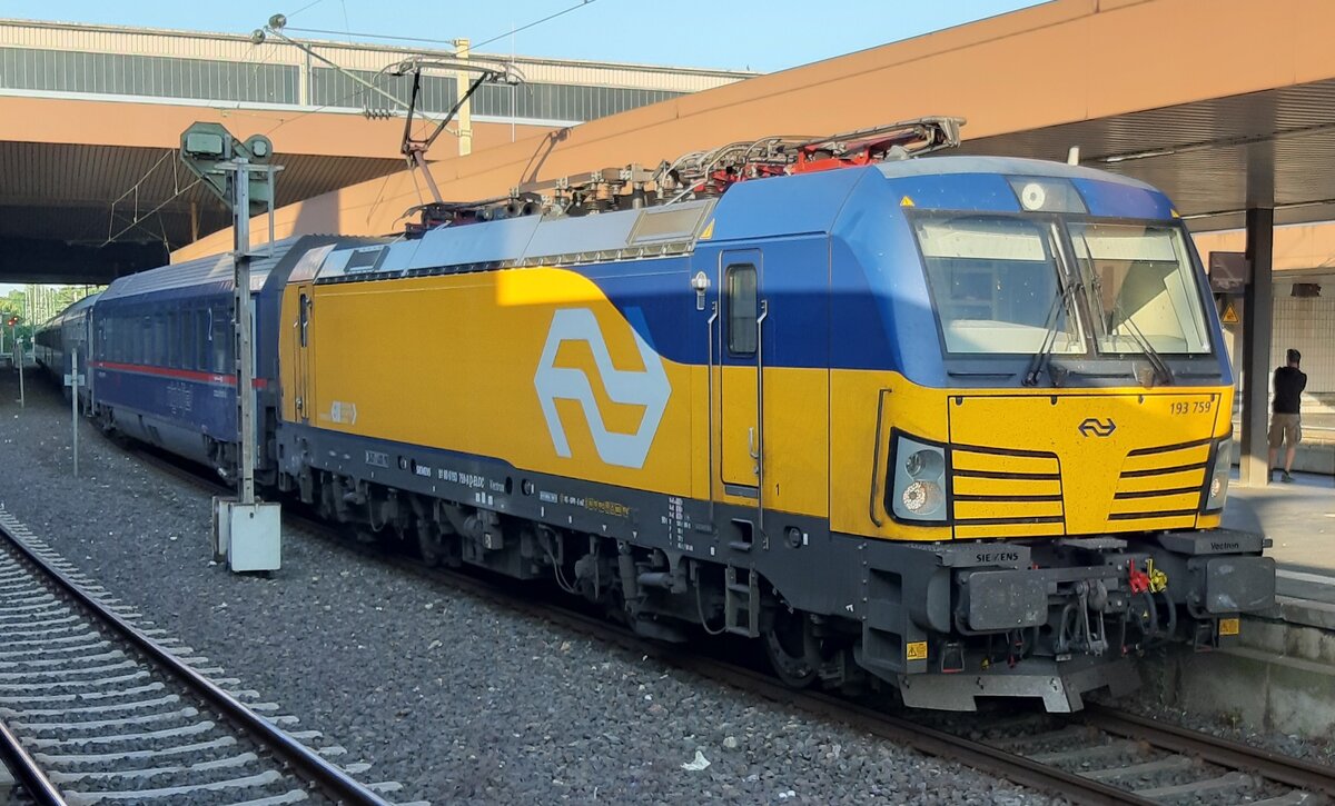 Die Siemens Vectron 193 759 der Niederländischen Eisenbahn bespannt am 17.06.2023 den Nightjet aus Wien, hier im Hauptbahnhof Düsseldorf