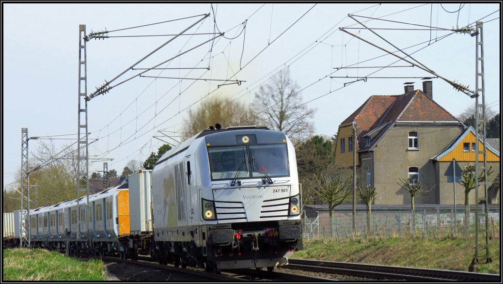 Die Siemens Vectron 247 901 ist mit einer Überführung unterwegs nach Aachen West. Am Haken ein englischer Triebwagen. Bildlich erfasst am 07.April 2015 bei Rimburg auf der Kbs 485.