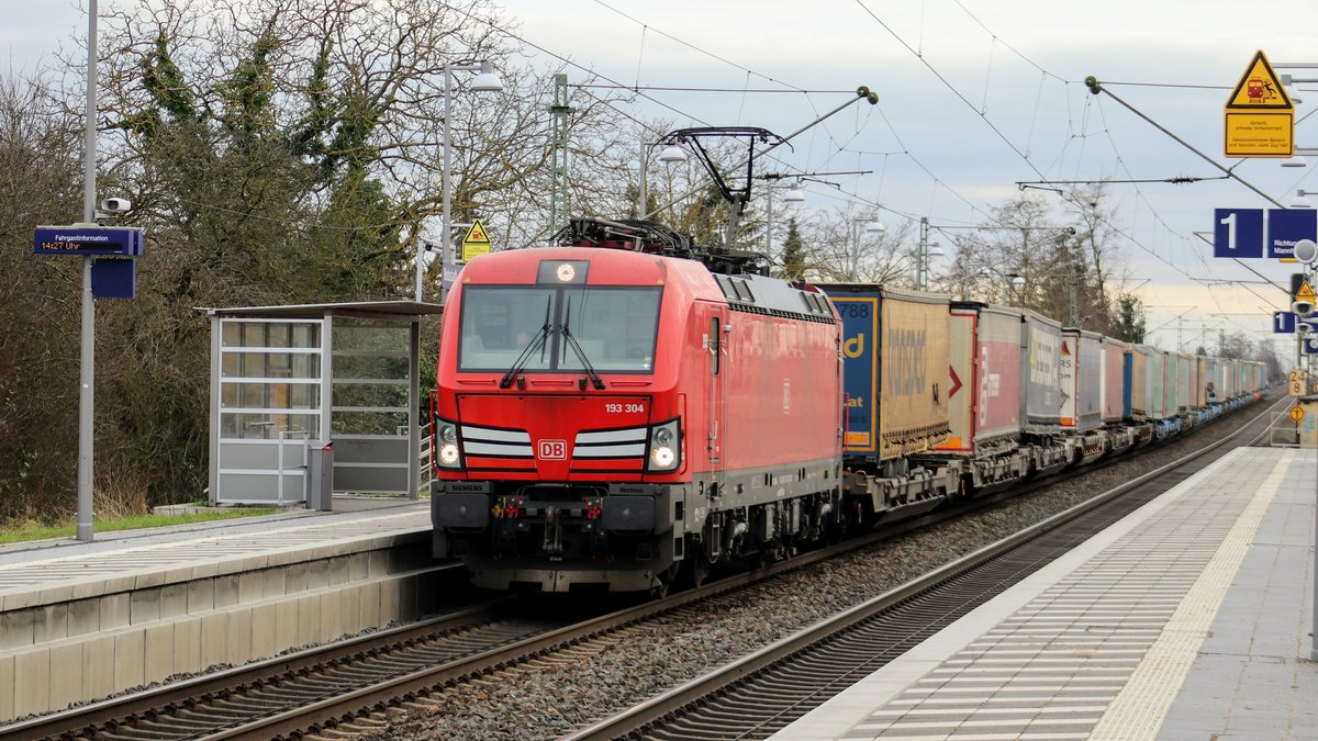 Die Siemens Vectron bei DB Cargo sieht man nun auch immer öfter. Hier durchfährt am 11.01.20 die 193 304 Bobstadt.
