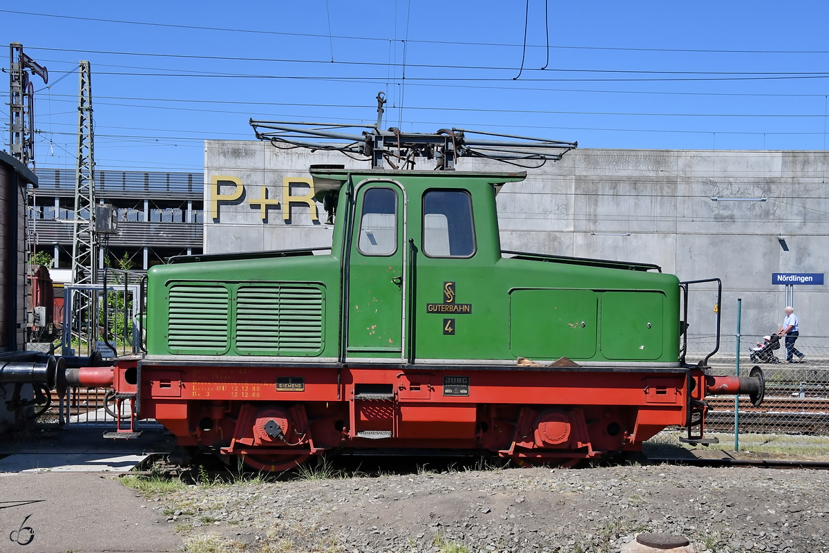 Die Siemens/Jung-Elektrolokomotive  4  wurde 1965 gebaut und ist im Bayerischen Eisenbahnmuseum Nördlingen ausgestellt. (Juni 2019)