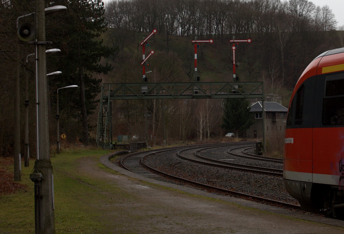 Die Signalbrückte in Roßwein , Richtung Döbeln.13.12.2014 09:54 Uhr.