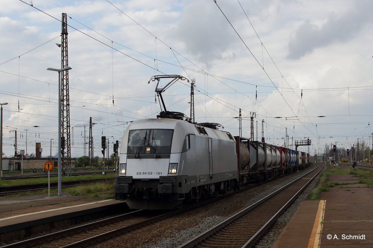 Die silberne 182 601 zieht den Bertchi-Zug. Hier aufgenommen im Bahnhof von Großkorbetha am 17.04.2016