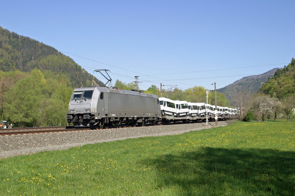 Die  Silberne  185.621 mit Auto-GAG-41443 kurz vor Mixnitz-B. am 16.4.16