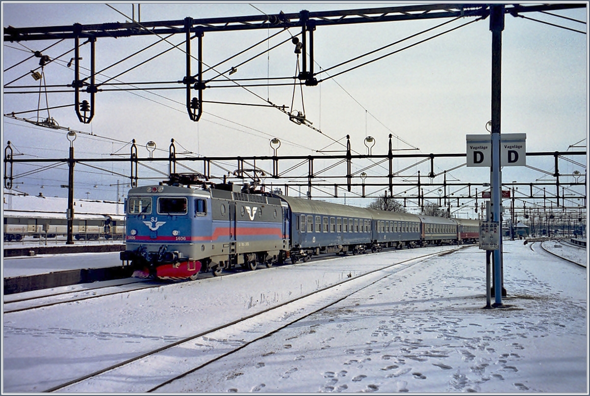 Die SJ Rc 1406 trifft mit dem Nachtschnellzug aus Berlin in Malmö ein. 
Analog Bild
20. März 2001