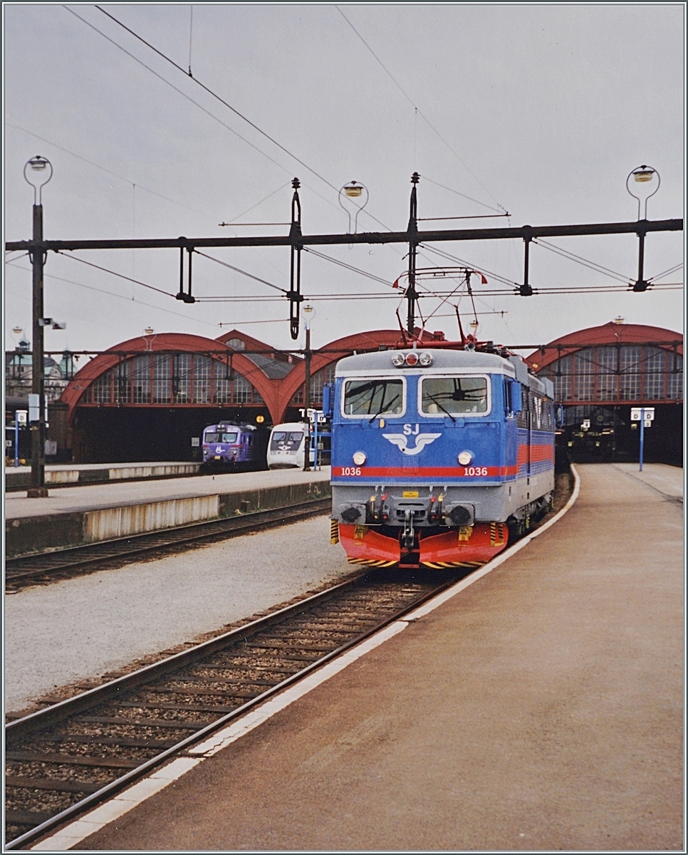 Die SJ Rc2 1036 die den D 318  Nis Holgerson  nach Malmö C brachte fährt auf ein Lokabstellgleis. Im Hintergrund, aber ziemlich klein, sind weitere Züge zu erkennen. 

Analogbild vom 30. April 1999