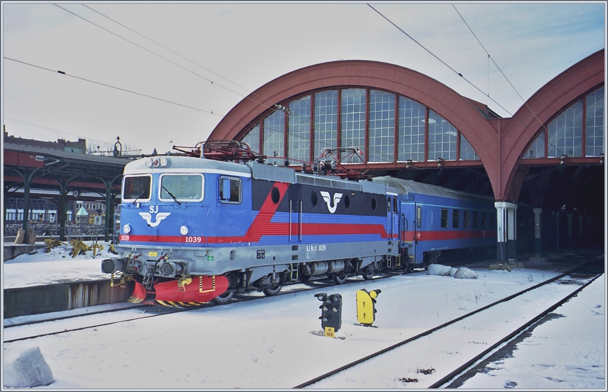 Die SJ Rc3 1039 mit einem IC ist Abbfahrbereit in Malmö. 
März 2001