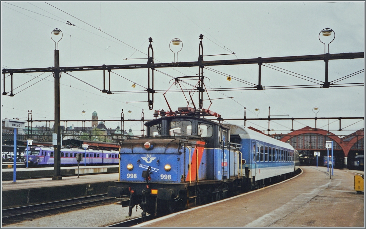 Die SJ Ue 998 rangiert in Malmö C die Wagen des angekommenen D 318  Nils Holgersson  in die Abstellgruppe, der Zug wird am Abend als D 319 nach Berlin zurückfahren. 

Analogbild vom 30. April 1999

